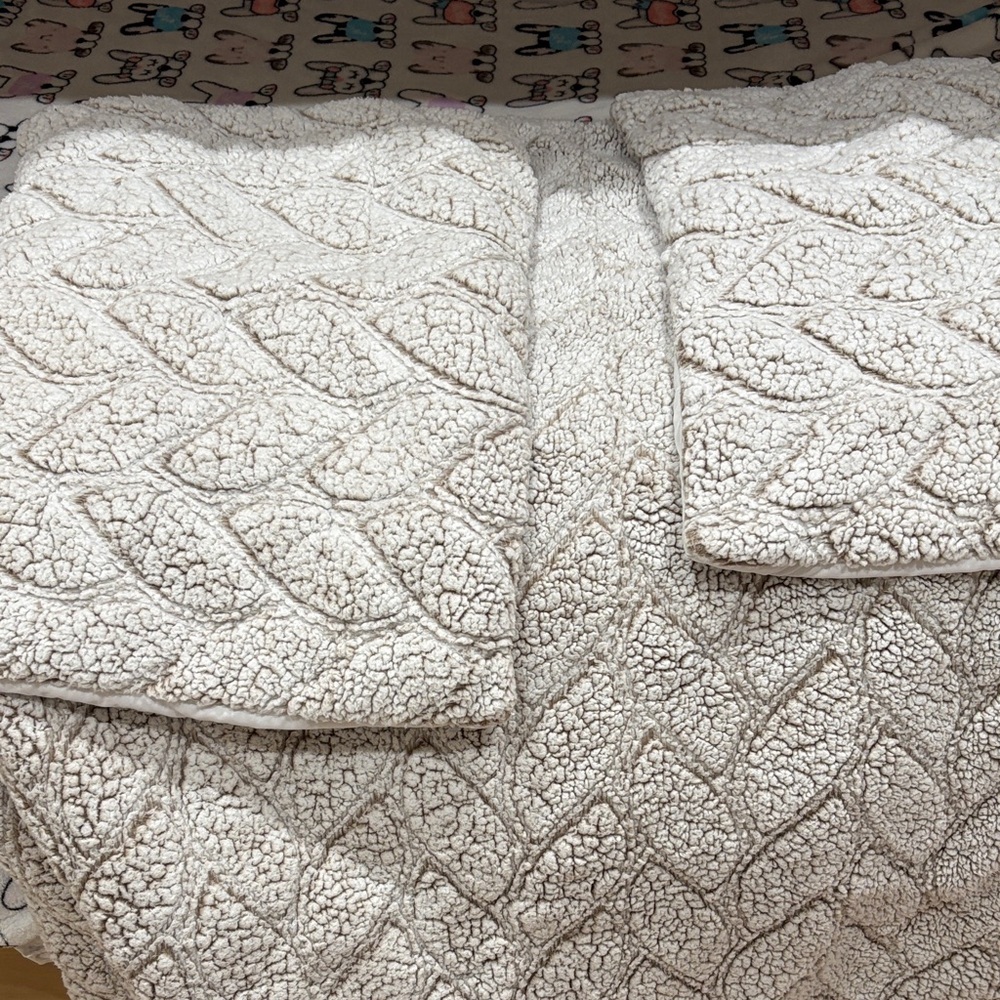 Cozy Cream Sherpa Blanket and two pillow covers